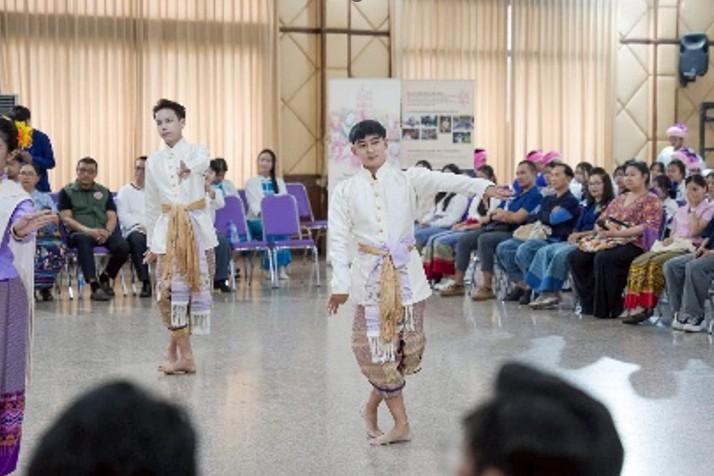 "ฟ้อนเมือง เมืองฟ้อน" โดย นายชุติพนธ์ ใจปา