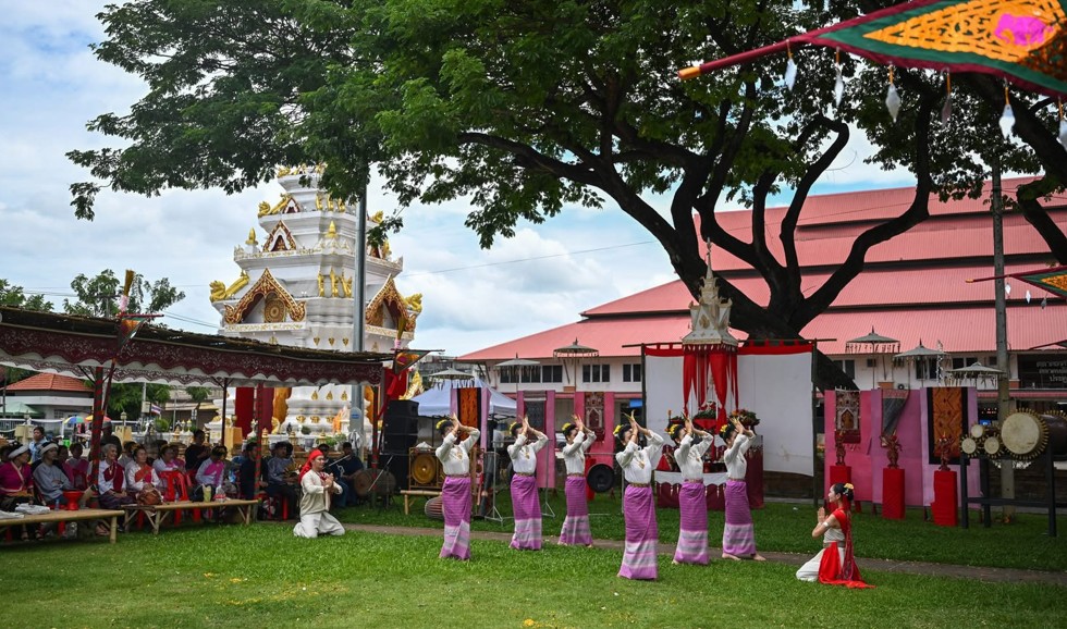 "ฟ้อนเมือง เมืองฟ้อน" โดย คุณนลินฑา กิตติวรรณ